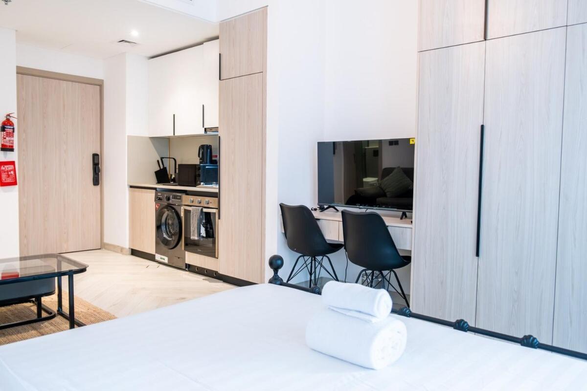 Stylish Super In Jvc Apartment *